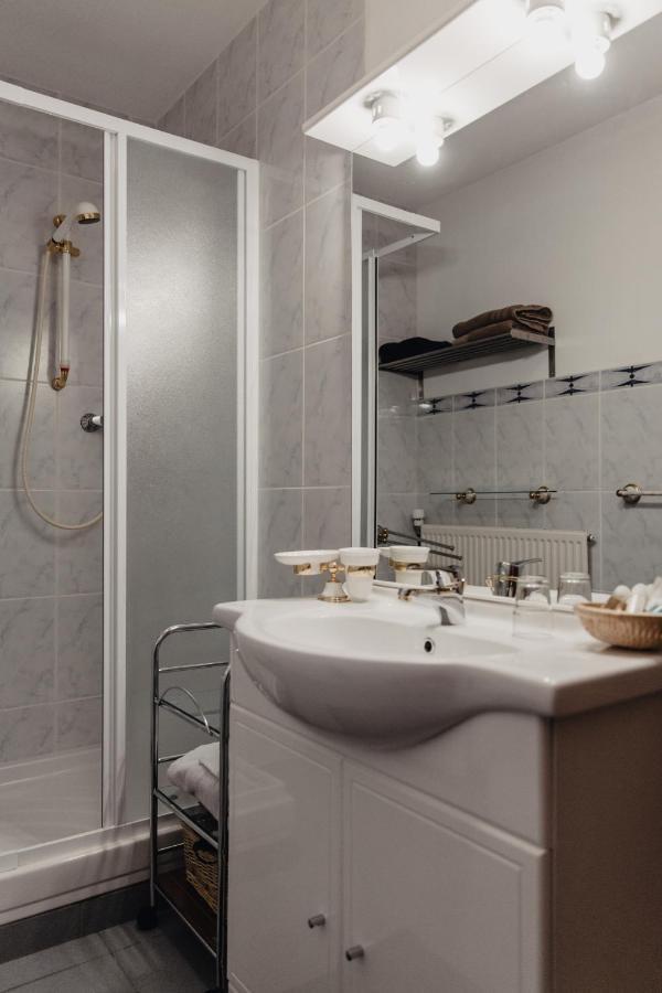 Hotel Les Charmilles De Mormal Landrecies Екстер'єр фото
