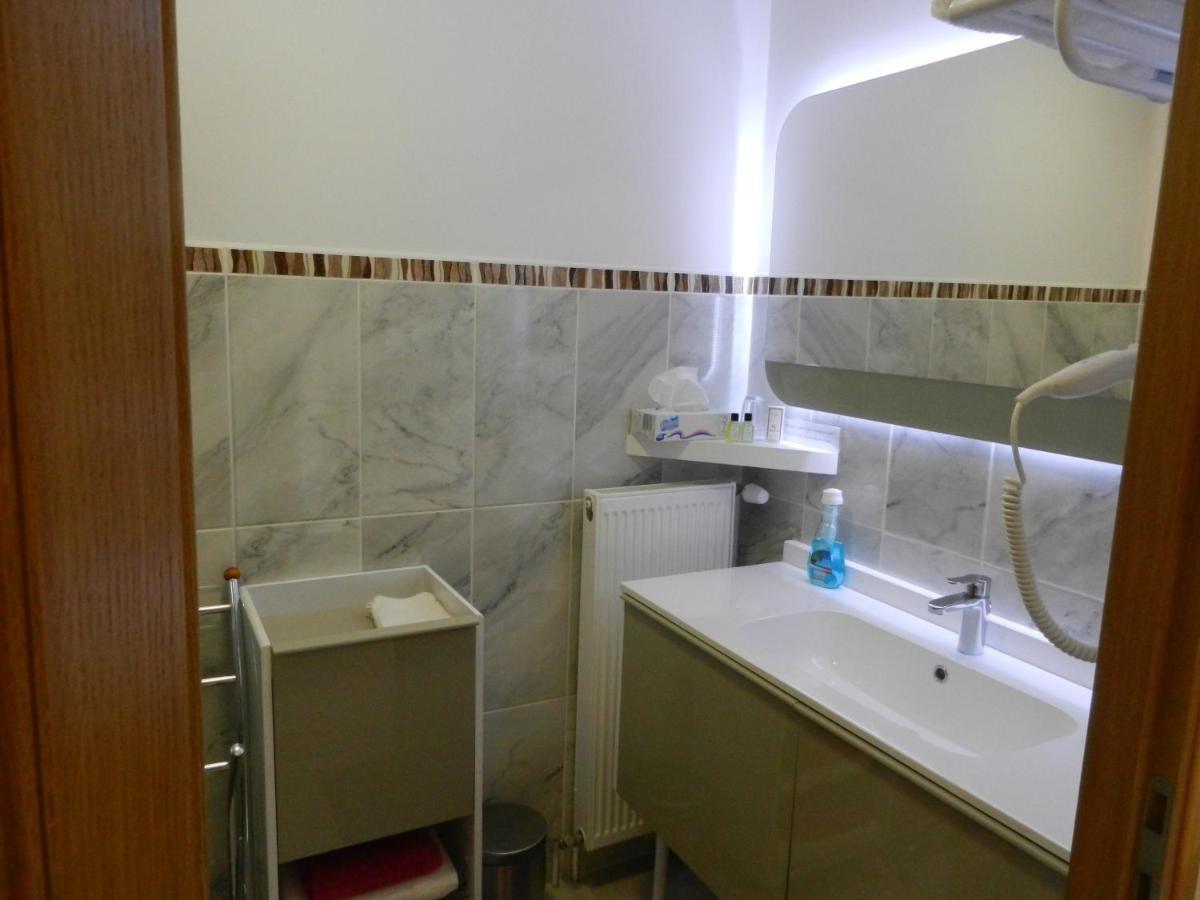 Hotel Les Charmilles De Mormal Landrecies Екстер'єр фото