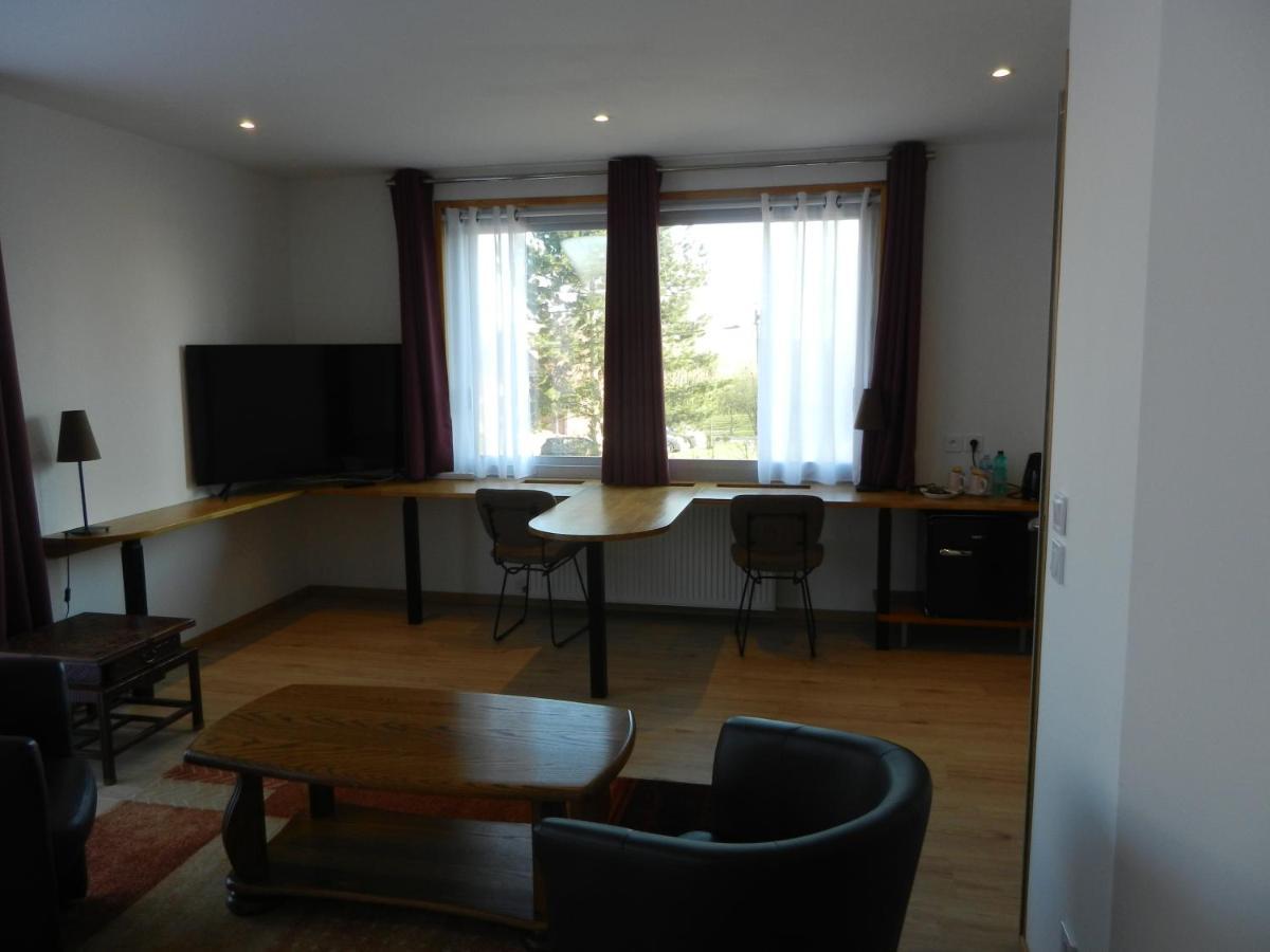 Hotel Les Charmilles De Mormal Landrecies Екстер'єр фото