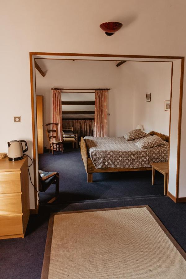 Hotel Les Charmilles De Mormal Landrecies Екстер'єр фото